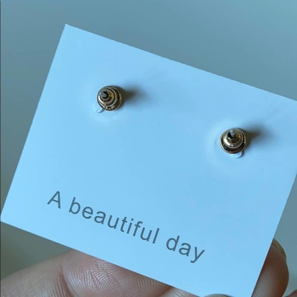 Dainty Light Purple Flower Stud Earrings - Picture 4 of 5